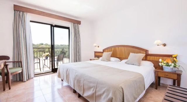 Двухместный номер Standard с балконом Hotel Playa Mondrago