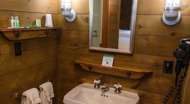 Четырёхместный номер Standard с видом на окрестности Drummond Island Resort