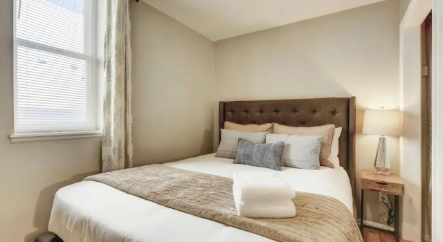 New Charming Denver Apt 2BD Sleeps 6 Great Location!, Забронировать Отель Денвер Колорадо, рядом с The Denver Central Market
