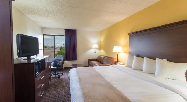 Номер Standard AmericInn by Wyndham Madison West