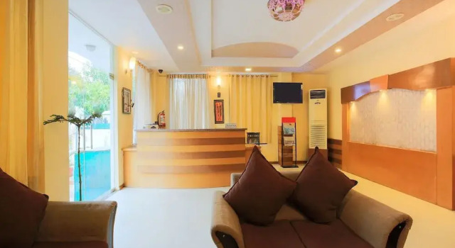 OYO 15782 Hotel Royal Residency