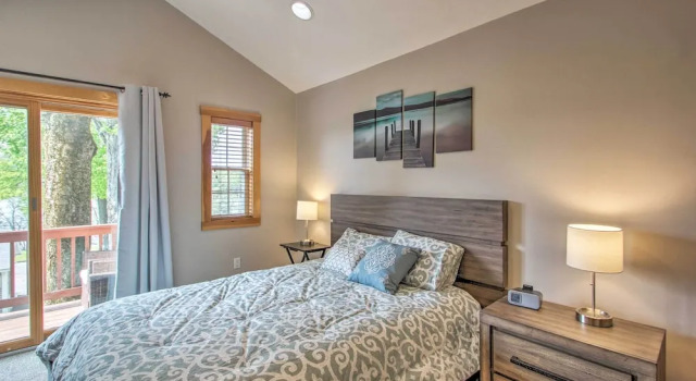 Коттедж с 3 комнатами с балконом Laconia Home w/ Beach - 1/2 Mi to Weirs Beach
