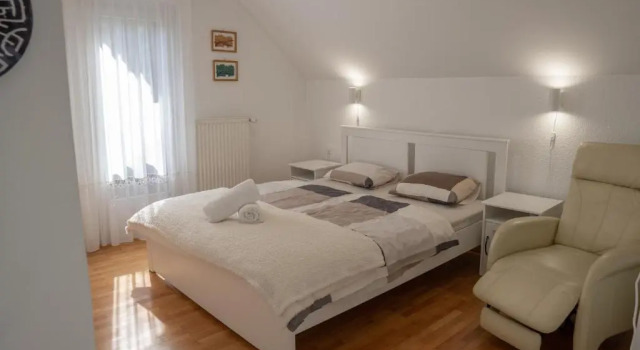 Chalet Lana with Hot Tub, Buchen Sie Chalet Villen in Gorenjska, Villa