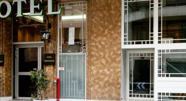 Кровать в общем номере Hôtel Ambassadeur