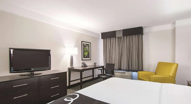 Двухместный люкс La Quinta Inn & Suites by Wyndham University Area Chapel Hill