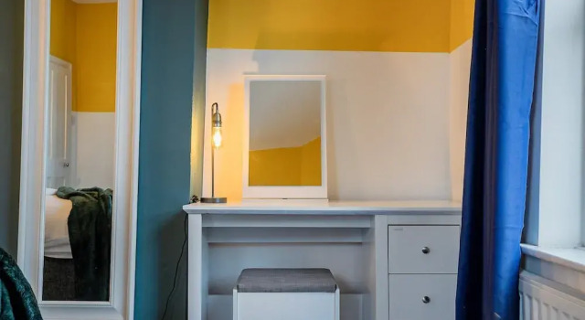 Host Stay Compton House
