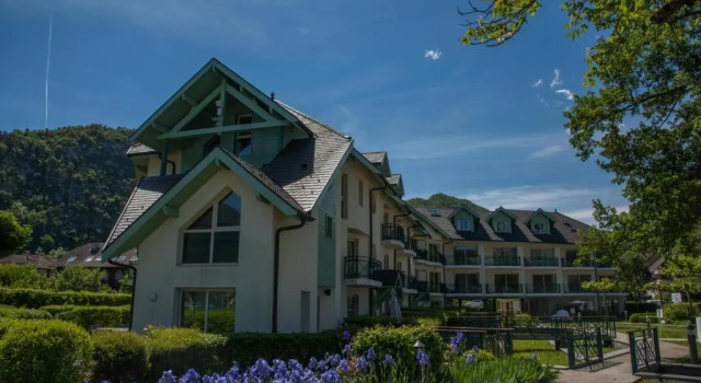 Апартаменты Deluxe Les Roseaux du Lac - 7 appartements situés dans une résidence posée au bord du lac dAnnecy