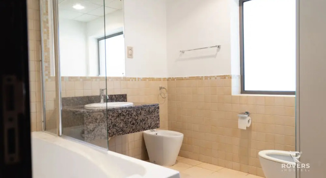 Кровать в общем номере Rovers Beach Hostel JBR