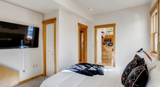 Номер Standard Brilliant Posh Home - Backs to Poudre River Trail