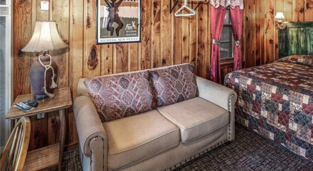 Apache Village 6, King Studio with Sleeper Sofa, Sleeps 3, Varaa Lomakoti Ruidoso New Mexico