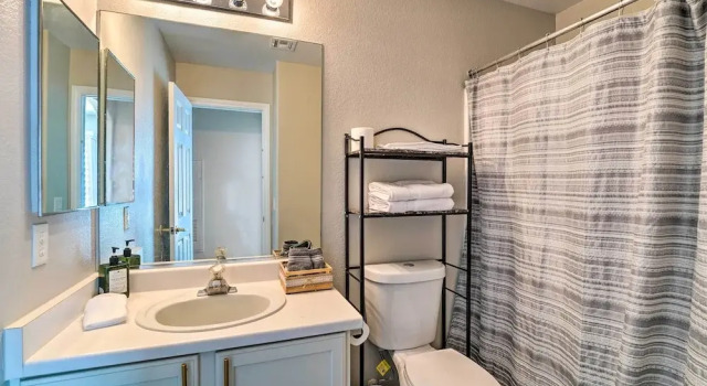 Коттедж Stylish House w/ Patio, 8 Mi to Vegas Strip!