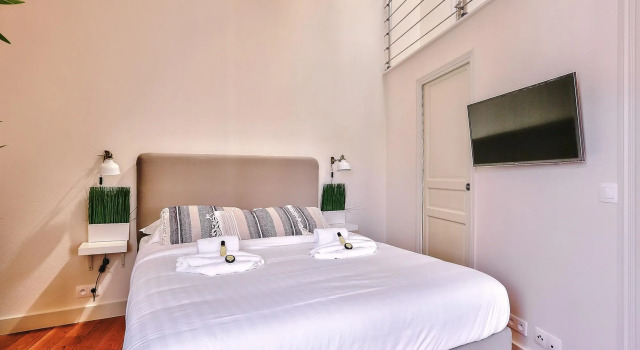 B 368 - TERASSE PERLE RARE - Quartier Latin