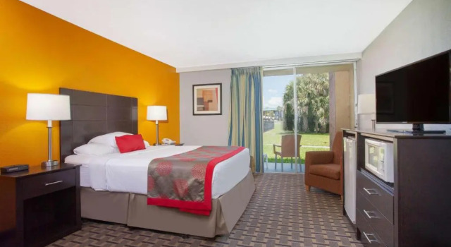 Люкс с видом на воду Ramada by Wyndham Davenport Orlando South