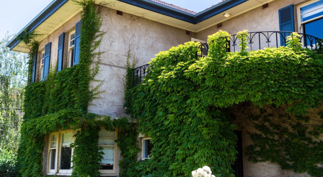 Beautiful 2 Story Manor Close to Beach and all, Book Feriehus Adelaide 