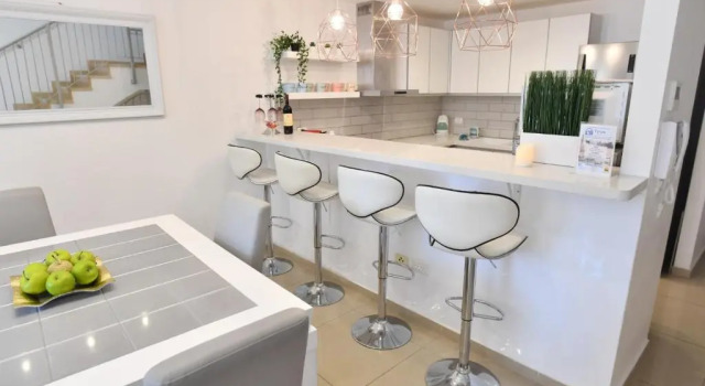 Luxury 4 br/3 bath, city center, Забронировать Отель Отели Иерусалима с бассейном, рядом с Площадь Сиона, Бассейн
