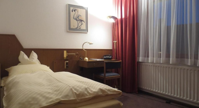 Кровать в общем номере Parkhotel Goldlinde