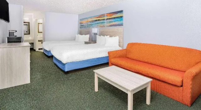 Четырёхместный номер Deluxe Days Inn & Suites by Wyndham Colonial