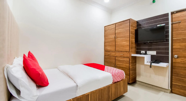 Люкс Standard Oyo 74876 Hotel Lakshmi Sai Grand
