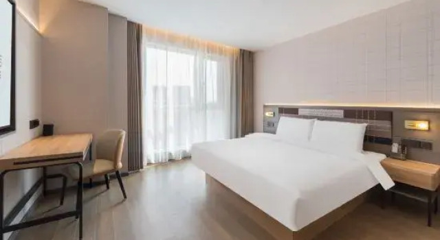 Люкс Homeinn Plus Hotel (Weifang Railway Station Yinquan Plaza)