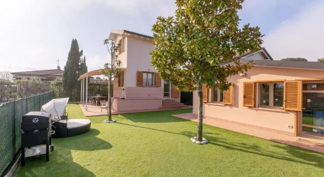 Вилла Villino Esse, Libero su 4 Lati più Dependance nel cuore della Versilia