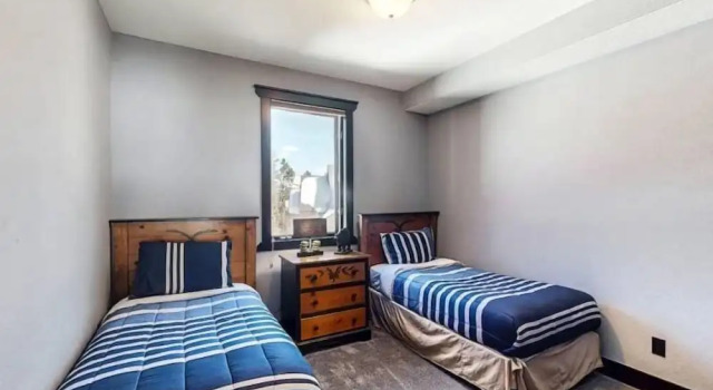 Коттедж 3 Bedroom Ski In, Ski Out Townhome at Snowflake Lift
