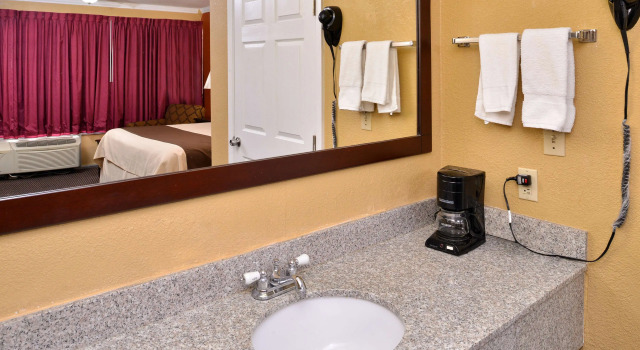 Четырёхместный номер Standard Americas Best Value Inn Schulenburg