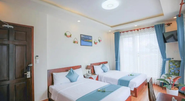 Четырёхместный номер Standard с балконом Rose Valley Hotel Da Lat Vietnam