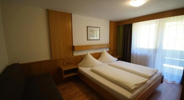 Appartementhaus Nadine, Rezerwuj Hotel Hotele w Tyrol z parkingiem, Parking
