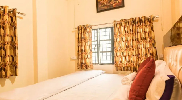 On The Ghat By Howdy Hostels