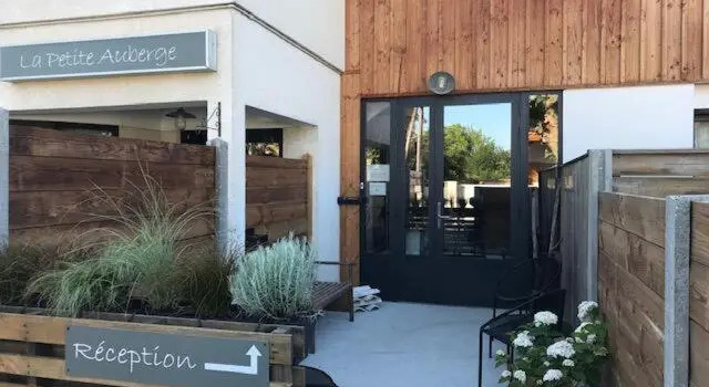 Hôtel la petite auberge, Забронировать Хостел Отели Бассен-д'Аркашон с парковкой, Парковка