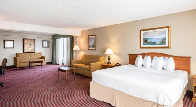 Четырёхместный номер Standard с видом на бассейн Best Western Premier Lakeland North