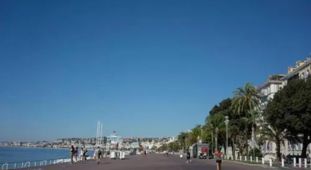 Nice air-conditioned studio -200m from the beach