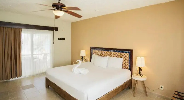 Двухместный номер Standard с балконом и с видом на сад Petit Lafitte Beach Front Hotel & Bungalows