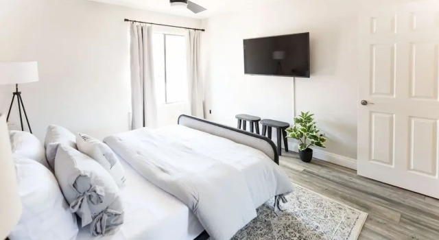 Stylish Old Town 2 Bdrm Ground Floor Condo