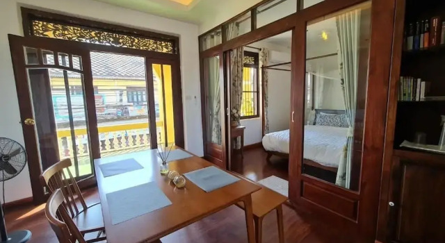 Sittisang Heritage House 1920, Забронировать Апартаменты/квартира Отели Канчанабури с парковкой, рядом с Железнодорожный вокзал Канчанабури, Парковка