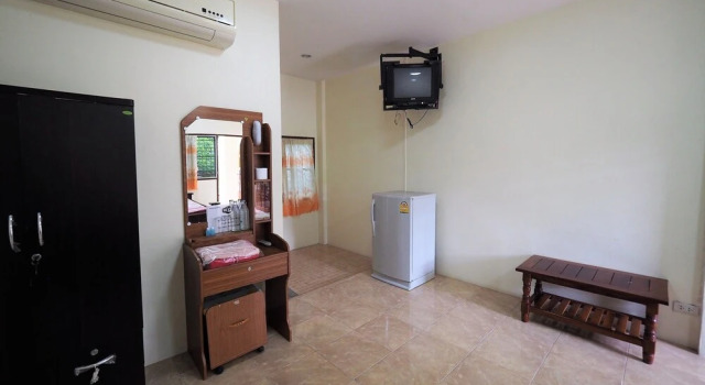 Arunroj Apartment, Забронировать Апартаменты/квартира Отели Канчанабури с парковкой, рядом с Железнодорожный вокзал Канчанабури, Парковка