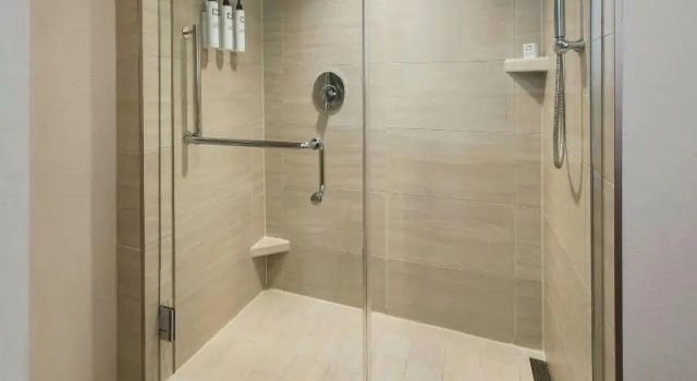 Четырёхместный номер Standard Newport Marriott Hotel & Spa