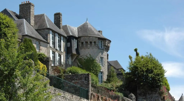 Domfront - Numero CINQ, Réserver Auberge Hôtels à Orne avec parking, Parking