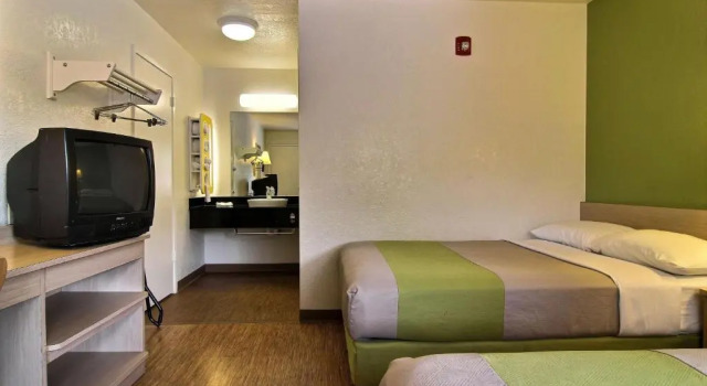 Четырёхместный номер Standard Studio 6 Albuquerque NM Midtown