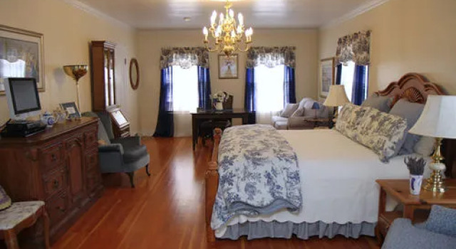 R. R. Thompson House Bed & Breakfast, Book Hotel Carlton Oregon