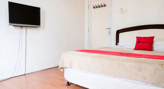 Premium Zimmer RedDoorz near Kebun Raya Bogor 2