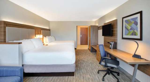 Четырёхместный номер Standard Holiday Inn Express & Suites New Castle by IHG