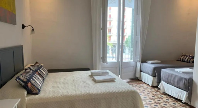 Четырёхместный номер Standard с балконом Casa Consell Gran Via, Guest House