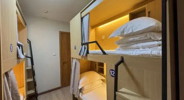 Кровать в общем номере (мужской номер) с красивым видом из окна Shenzhen Pusu Hostel (Longgang Jixiang Subway Station)