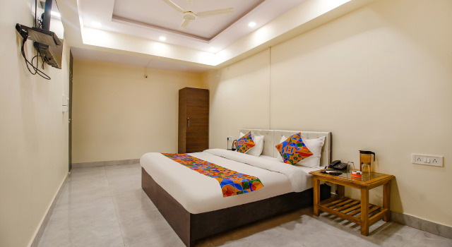 Номер Deluxe FabHotel Sanskar