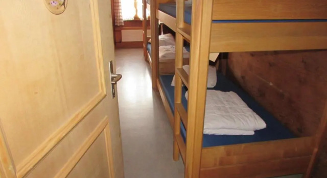 Кровать в общем номере (мужской номер) Emme Lodge