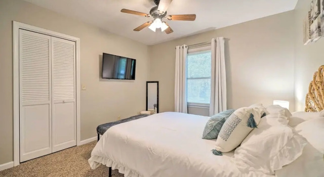 Oak Island Getaway w/ Yard - Walk to Beach!