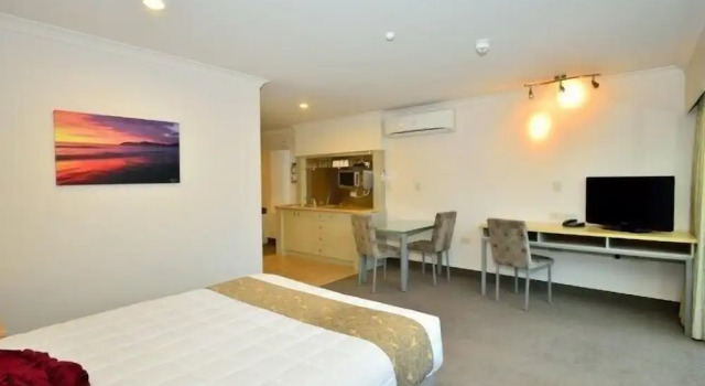 Студия с балконом Senator Motor Inn