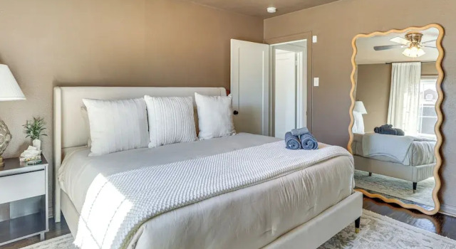1 Mi to Smu: Home w/ Outdoor Entertainment, Забронировать Дом для отпуска Даллас Dallas - Fort Worth Metropolitan Area, рядом с Водный центр Робсона и Линдли и плавательный бассейн Барр-Макмиллион