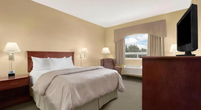 Двухместный номер Standard Days Inn & Suites by Wyndham Brandon